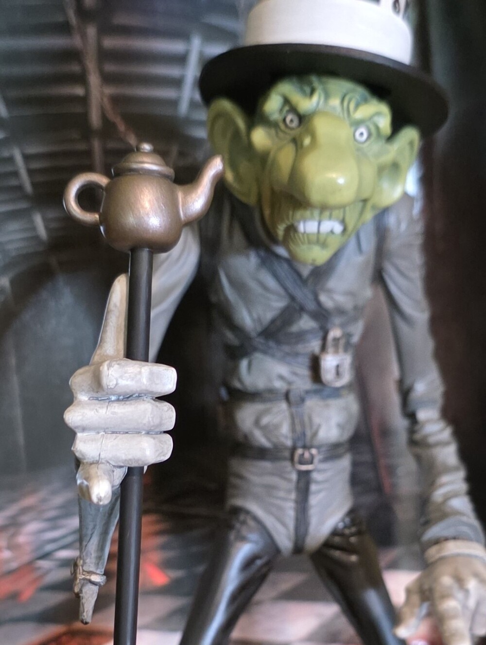 American McGee's Alice Mad Hatter Collectible Figurine - Picture 4 of 9